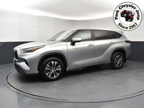 Used 2024 Toyota Highlander XLE image 3