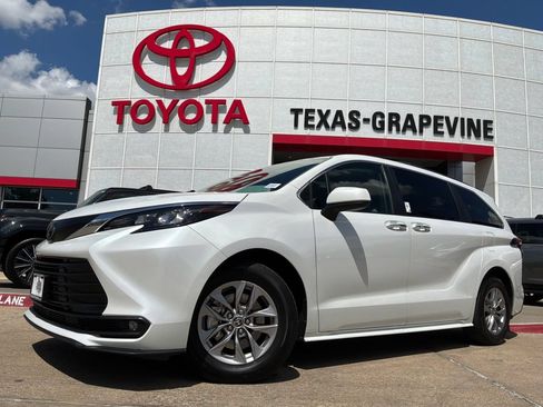 Used 2026 Toyota Sienna XLE FWD image 2
