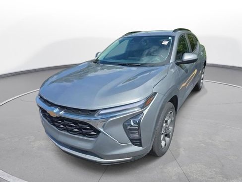 Used 2025 Chevrolet Trax LT w/ Driver Confidence Package FWD image 2