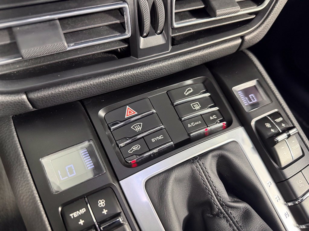 Certified 2021 Porsche Macan AWD/4WD image 32