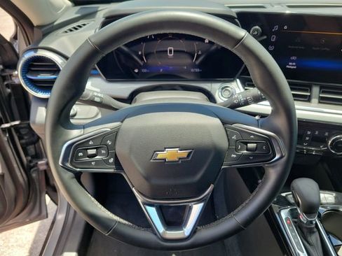 Certified 2025 Chevrolet Trax LT w/ LT Convenience Package FWD image 21