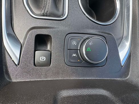 Used 2023 Chevrolet Traverse Premier FWD image 40