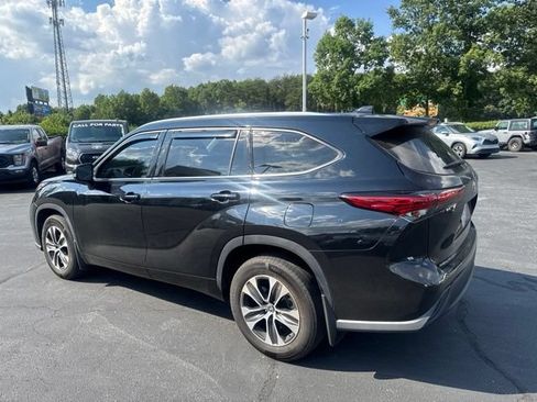Used 2021 Toyota Highlander XLE AWD/4WD image 10