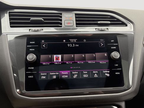 Used 2022 Volkswagen Tiguan SE R-Line image 12