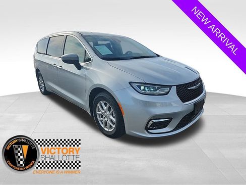 Certified 2023 Chrysler Pacifica Touring-L image 1