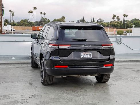 Used 2025 Jeep Grand Cherokee Altitude AWD/4WD image 7