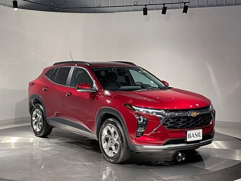 Used 2025 Chevrolet Trax LT w/ Driver Confidence Package FWD image 39