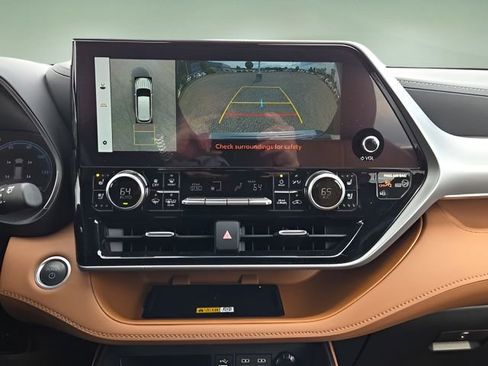 Used 2024 Toyota Highlander Platinum image 36