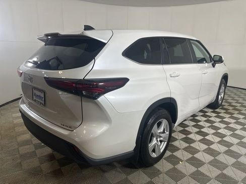 Used 2024 Toyota Highlander LE AWD/4WD image 5
