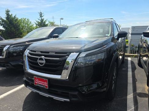 Certified 2025 Nissan Pathfinder SL w/ SL Premium Package image 1