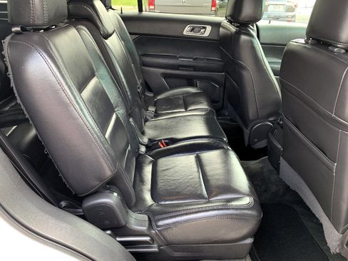 Used 2015 Ford Explorer XLT w/ Equipment Group 202B AWD/4WD image 37