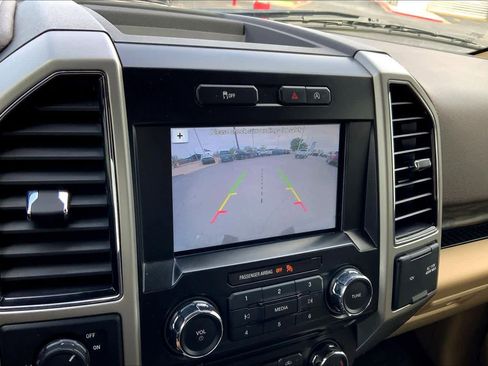 Used 2018 Ford F150 Lariat w/ Trailer Tow Package image 27