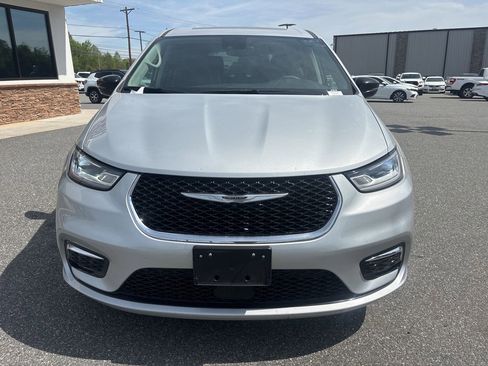 Used 2024 Chrysler Pacifica Limited image 10