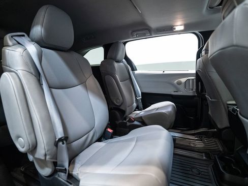 Used 2025 Toyota Sienna XLE image 38