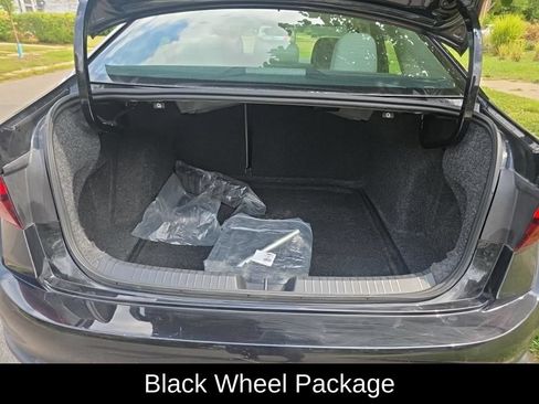 Used 2025 Volkswagen Jetta SE w/ Sunroof Package FWD image 8