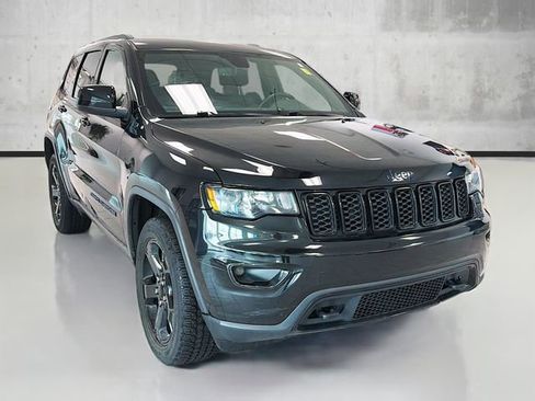 Used 2018 Jeep Grand Cherokee Laredo image 3