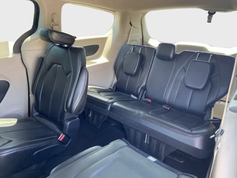 Used 2024 Chrysler Pacifica Touring-L FWD image 16