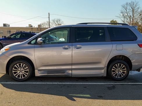 Used 2018 Toyota Sienna XLE w/ XLE Navigation Package FWD image 4