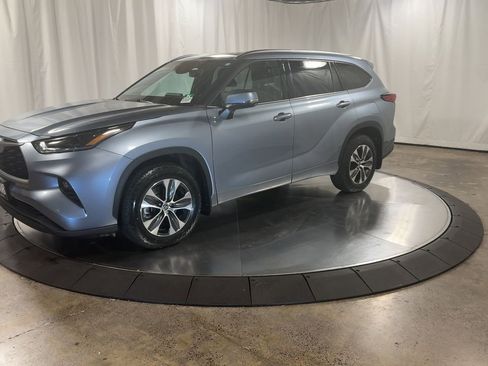Used 2021 Toyota Highlander XLE AWD/4WD image 10