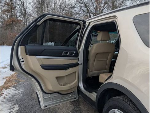 Used 2017 Ford Explorer XLT w/ Equipment Group 202A image 9