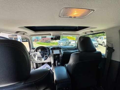 Used 2022 Toyota 4Runner SR5 Premium w/ Moonroof Package AWD/4WD image 22