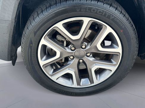 Used 2017 Jeep Renegade Latitude FWD image 11