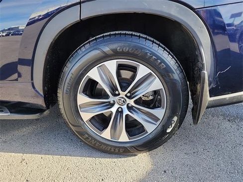 Used 2020 Toyota Highlander XLE image 31