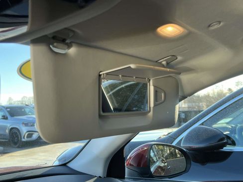 Used 2025 Mercedes-Benz GLC 350e 4MATIC image 9