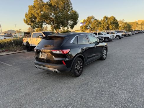 Used 2022 Ford Escape SE image 3