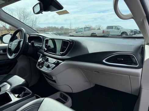 Used 2024 Chrysler Pacifica Touring-L image 13