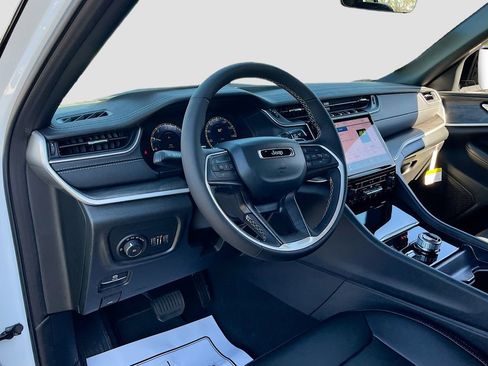 New 2025 Jeep Grand Cherokee Limited image 9