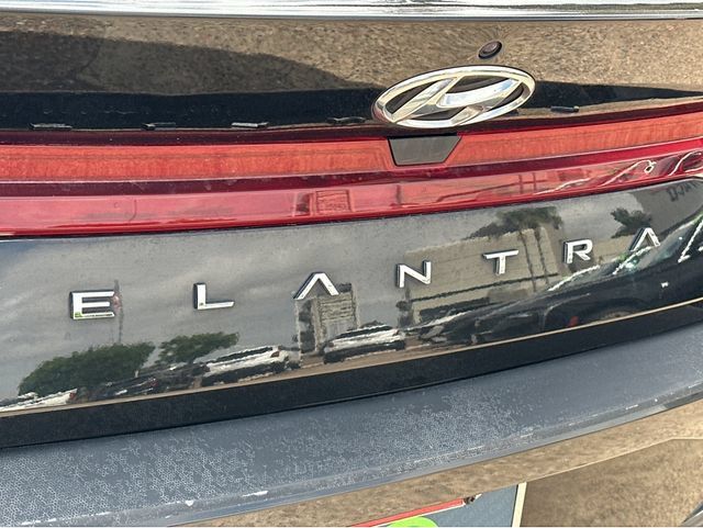 Used 2021 Hyundai Elantra SE FWD image 32