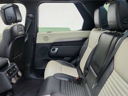 Used 2024 Land Rover Discovery Dynamic SE image 31