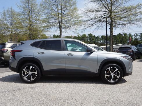 Used 2024 Chevrolet Trax RS FWD image 4
