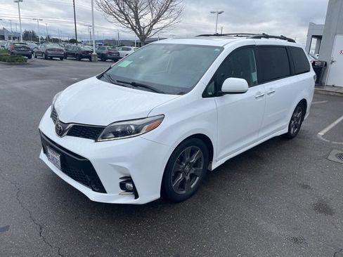 Used 2019 Toyota Sienna SE image 1