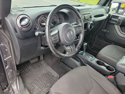 Used 2017 Jeep Wrangler Unlimited Sport w/ Connectivity Group AWD/4WD image 3