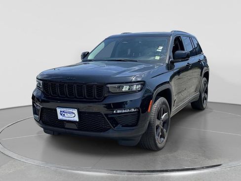 Used 2023 Jeep Grand Cherokee Limited w/ Black Appearance Package AWD/4WD image 3