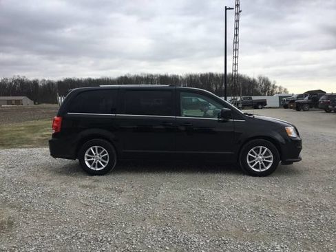 Used 2018 Dodge Grand Caravan SXT image 2