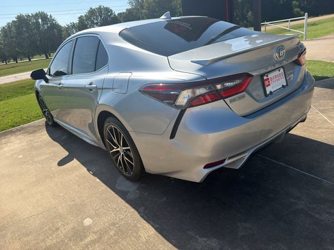 Used 2023 Toyota Camry SE FWD image 6