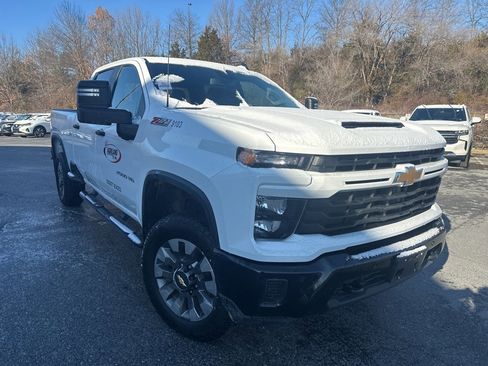 Used 2025 Chevrolet Silverado 2500 Custom w/ Custom Value Package image 3