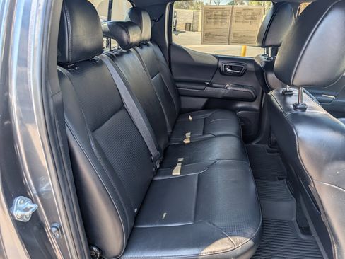 Used 2022 Toyota Tacoma TRD Sport w/ TRD Premium Sport Package image 5