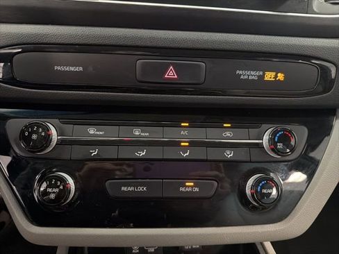 Used 2020 Kia Sedona L image 21