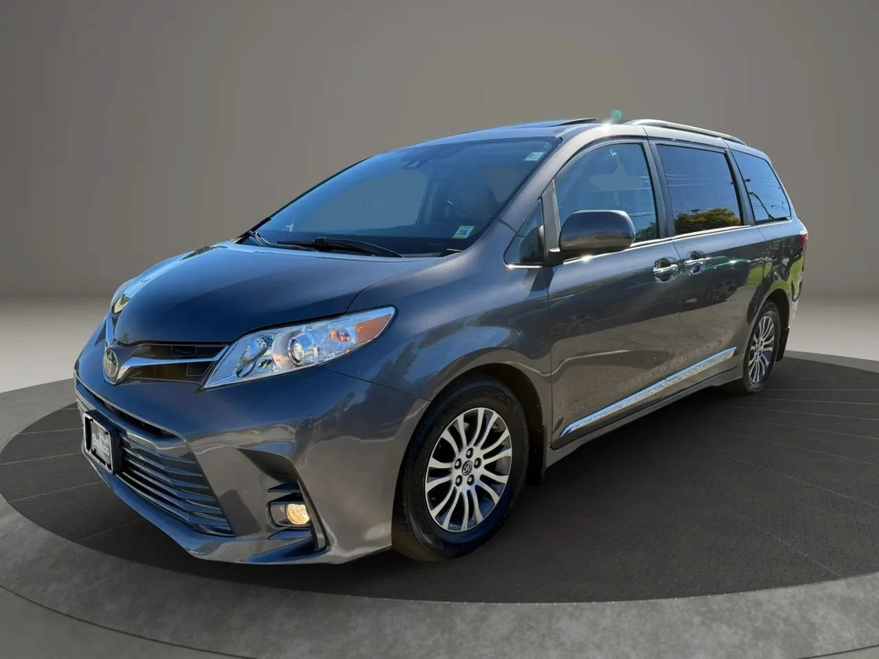 Used 2018 Toyota Sienna XLE w/ XLE Navigation Package FWD image 8