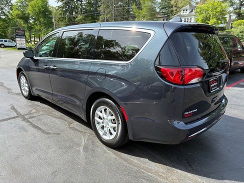 Used 2020 Chrysler Pacifica Touring FWD image 9