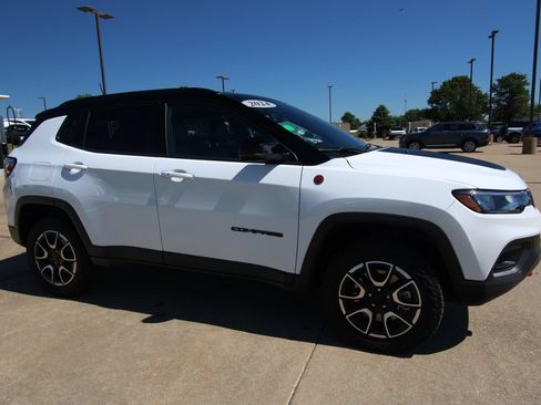 Used 2024 Jeep Compass Trailhawk w/ Trailhawk Convenience Group AWD/4WD image 3