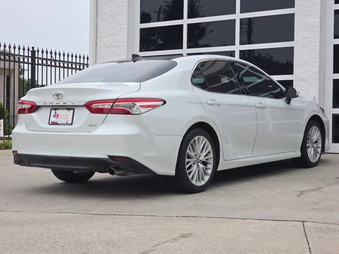 Used 2019 Toyota Camry XLE FWD image 4