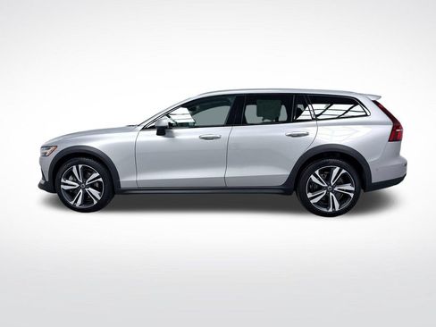 Used 2025 Volvo V60 B5 Cross Country Plus AWD/4WD image 3