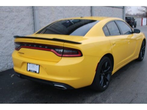 Used 2018 Dodge Charger SXT w/ Blacktop Package image 3