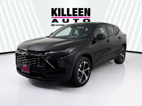 Used 2025 Chevrolet Trax RS w/ Sunroof Package FWD image 3