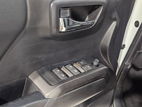 Used 2022 Toyota Tacoma TRD Off-Road AWD/4WD image 21